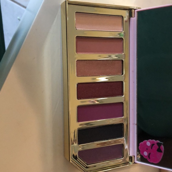 Too faced razzle dazzle berry eyeshadow palette - Picture 4 of 5